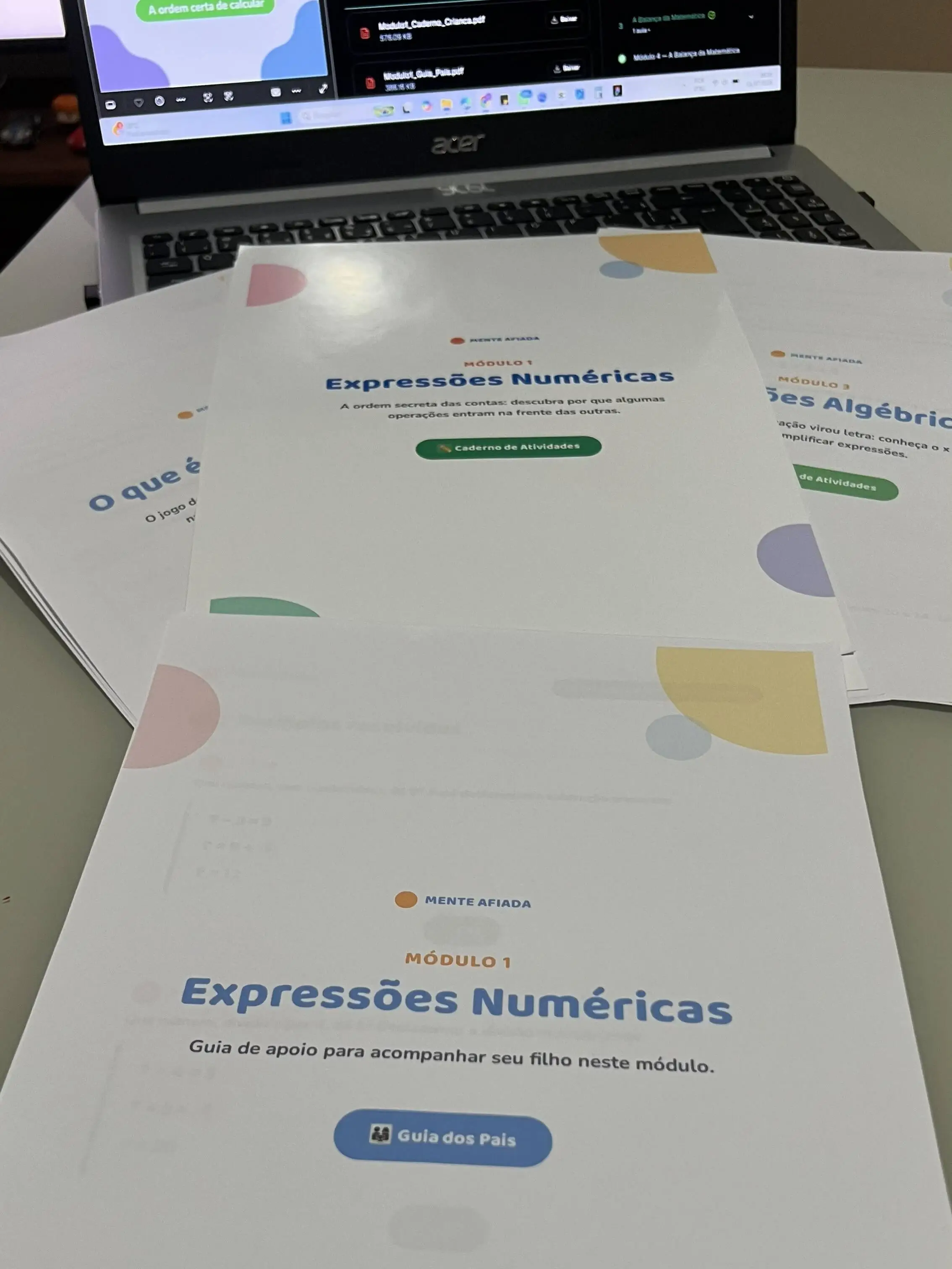 O Guia dos Pais impresso, ao lado do Caderno de Atividades
